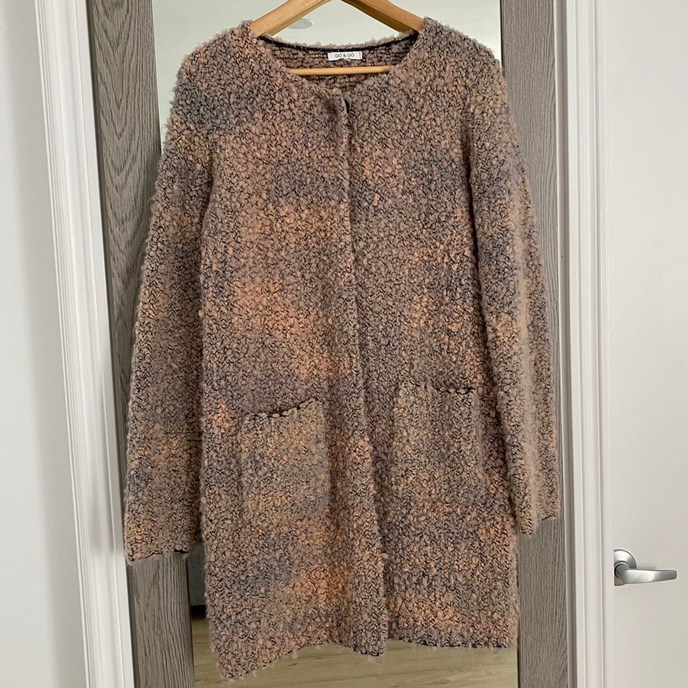 Long cardigan with pockets and one button closure